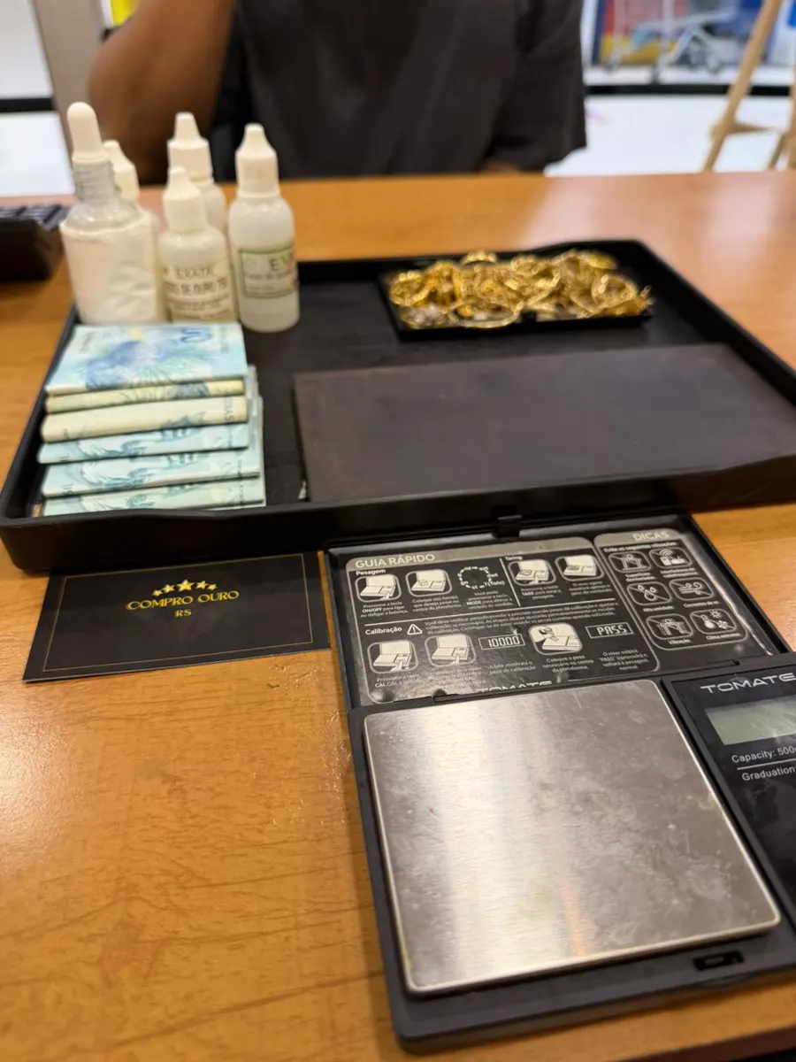 Bandeja com peças de ouro, balança de precisão e reagentes de teste