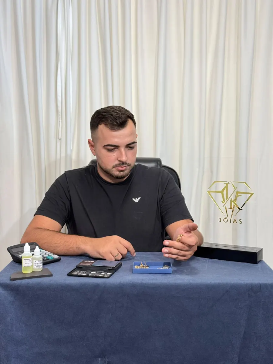 João avaliando uma peça de ouro